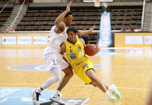 Ludwigsburg , Basketball easyCredit BBL Bundesliga , MHP RIESEN Ludwigsburg vs. SYNTAINICS MBC , von links: Kyndahl Hill ( MBC ) Desi Rodriguez ( Riesen )