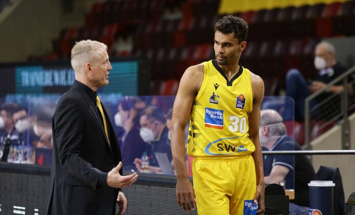 Ludwigsburg , Basketball easyCredit BBL Bundesliga , MHP RIESEN Ludwigsburg vs. SYNTAINICS MBC , von links: Trainer John Patrick Oscar da Silva ( Riesen )