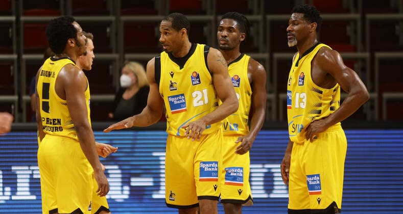Ludwigsburg , Basketball easyCredit BBL Bundesliga , MHP RIESEN Ludwigsburg vs. SYNTAINICS MBC , von links: Barry Brown Tremmell Darden Jaleen Smith Yorman Polas bartolo ( Riesen )