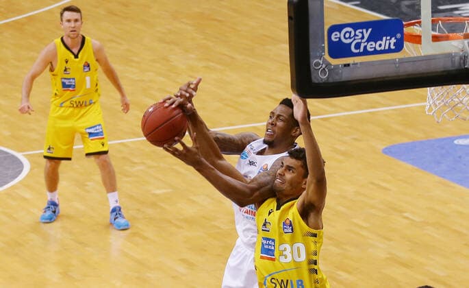 Ludwigsburg , Basketball easyCredit BBL Bundesliga , MHP RIESEN Ludwigsburg vs. SYNTAINICS MBC , von links: Kyndahl Hill ( MBC ) Oscar da Silva ( Riesen )