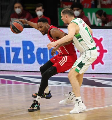 Zweikampf zwischen Jajuan Johnson (Muenchen) und Paulius Jankunas (Kaunas) GER, FC Bayern Basketball vs. Zalgiris Kaunas, Basketball, Euroleague, Saison 2020 2021, 01.04.2021, GER, FC Bayern Basketball vs. Zalgiris Kaunas, Basketball, Euroleague, Saison 2020 2021, 01.04.2021, Muenchen Copyright: xEIBNER MarcelxEngelbrechtx EP_EER