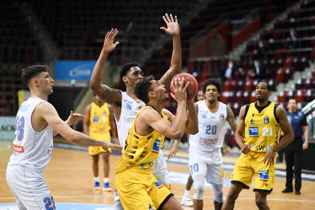 Oscar da Silva (MHP Riesen Ludwigsburg) am Korb gegen Kyndahl Hill (Syntainics MBC), GER, MHP Riesen Ludwigsburg vs. Syntainics MBC Weißenfels, 01.04.2021, 29. Spieltag easycredit Basketball Bundesliga, Spielzeit 2020 2021. GER, MHP Riesen Ludwigsburg vs. Syntainics MBC Weißenfels, 01.04.2021, 29. Spieltag easycredit Basketball Bundesliga, Spielzeit 2020 2021 Ludwigsburg Copyright: xEibnerxPressefoto MichaelxMemmlerx EP_MMR