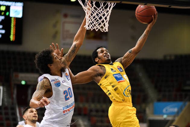 Barry Brown Jr. (MHP Riesen Ludwigsburg) am Korb gegen Deron Washington (Syntainics MBC), GER, MHP Riesen Ludwigsburg vs. Syntainics MBC Weißenfels, 01.04.2021, 29. Spieltag easycredit Basketball Bundesliga, Spielzeit 2020 2021. GER, MHP Riesen Ludwigsburg vs. Syntainics MBC Weißenfels, 01.04.2021, 29. Spieltag easycredit Basketball Bundesliga, Spielzeit 2020 2021 Ludwigsburg Copyright: xEibnerxPressefoto MichaelxMemmlerx EP_MMR