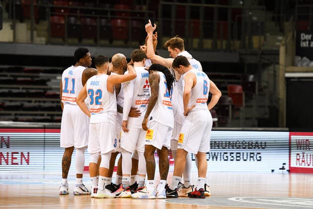 Kyndahl Hill (Syntainics MBC), Roko Rogic (Syntainics MBC), Marko Krstanovic (Syntainics MBC) ist enttaeuscht ueber die Niederlage und stehen im Kreis zusammen, GER, MHP Riesen Ludwigsburg vs. Syntainics MBC Weißenfels, 01.04.2021, 29. Spieltag easycredit Basketball Bundesliga, Spielzeit 2020 2021. GER, MHP Riesen Ludwigsburg vs. Syntainics MBC Weißenfels, 01.04.2021, 29. Spieltag easycredit Basketball Bundesliga, Spielzeit 2020 2021 Ludwigsburg Copyright: xEibnerxPressefoto MichaelxMemmlerx EP_MMR