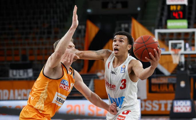 01.04.2021, Basketball, BBL 2020 2021, 29. Spieltag, ratiopharm ulm - s.Oliver Wuerzburg, GER, Neu-Ulm, ratiopharm arena, Bild v. li.: Andreas Obst (ratiopharm ulm) und Tyson Ward (s.Oliver Wuerzburg) Copyright: HMBxMedia xHeikoxBecker