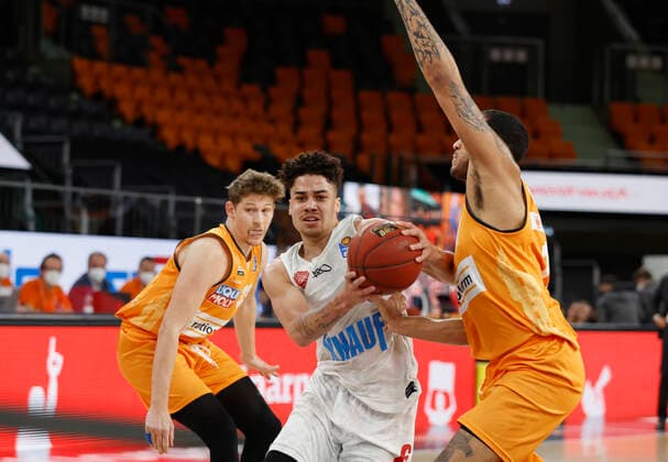01.04.2021, Basketball, BBL 2020 2021, 29. Spieltag, ratiopharm ulm - s.Oliver Wuerzburg, GER, Neu-Ulm, ratiopharm arena, Bild v. li.: Patrick Heckmann (ratiopharm ulm), Joshua Obiesie (s.Oliver Wuerzburg) und Isaiah Wilkins (ratiopharm ulm) Copyright: HMBxMedia xHeikoxBecker