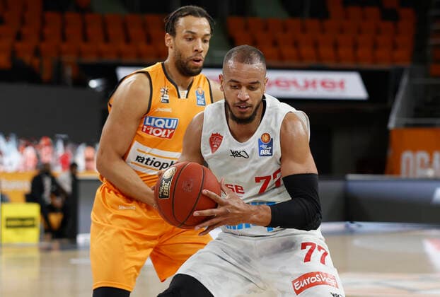 01.04.2021, Basketball, BBL 2020 2021, 29. Spieltag, ratiopharm ulm - s.Oliver Wuerzburg, GER, Neu-Ulm, ratiopharm arena, Bild v. li.: Demitrius Conger (ratiopharm ulm) und Alex King (s.Oliver Wuerzburg) Copyright: HMBxMedia xHeikoxBecker