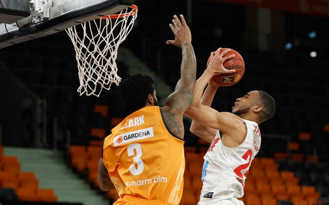 01.04.2021, Basketball, BBL 2020 2021, 29. Spieltag, ratiopharm ulm - s.Oliver Wuerzburg, GER, Neu-Ulm, ratiopharm arena, Bild v. li.: Cameron Clark (ratiopharm ulm) und Cameron Hunt (s.Oliver Wuerzburg) Copyright: HMBxMedia xHeikoxBecker