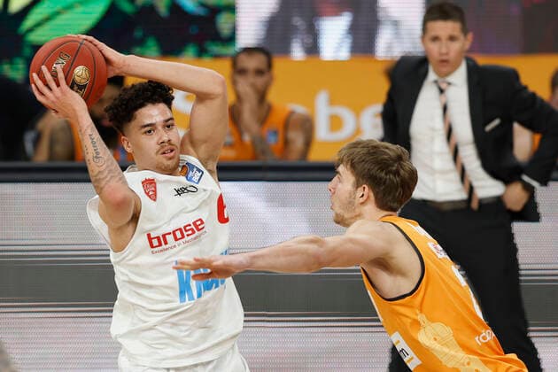 01.04.2021, Basketball, BBL 2020 2021, 29. Spieltag, ratiopharm ulm - s.Oliver Wuerzburg, GER, Neu-Ulm, ratiopharm arena, Bild v. li.: Joshua Obiesie (s.Oliver Wuerzburg) und Moritz Krimmer (ratiopharm ulm) Copyright: HMBxMedia xHeikoxBecker