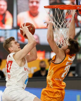 01.04.2021, Basketball, BBL 2020 2021, 29. Spieltag, ratiopharm ulm - s.Oliver Wuerzburg, GER, Neu-Ulm, ratiopharm arena, Bild v. li.: Jonas Weitzel (s.Oliver Wuerzburg) und Moritz Krimmer (ratiopharm ulm) Copyright: HMBxMedia xHeikoxBecker