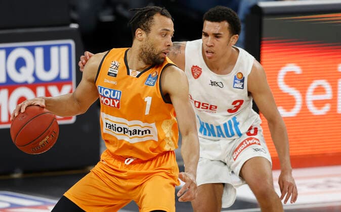 01.04.2021, Basketball, BBL 2020 2021, 29. Spieltag, ratiopharm ulm - s.Oliver Wuerzburg, GER, Neu-Ulm, ratiopharm arena, Bild v. li.: Demitrius Conger (ratiopharm ulm) un Tyson Ward (s.Oliver Wuerzburg) Copyright: HMBxMedia xHeikoxBecker