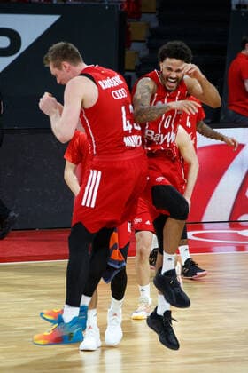 Bumper ... Bayerns 43 Leon RADOSEVIC und 0 Nick WEILER-BABB nach Spielende. Basketball, Euroleague, FC Bayern - Kaunas, Saison 2020-2021, am 1.4.2021 in Muenchen, A U D I D O M E, Deutschland. Quelle Copyright Credit : Oryk HAIST