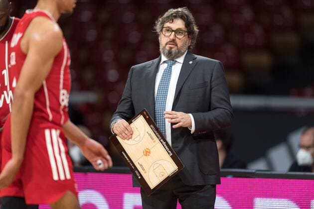 Basketball, Euroleague, day0}.04.2021, FC Bayern München - Zalgiris Kaunas. Im Bild Head Coach des FC Bayern München Andrea TRINCHIERI Taktiktafel. München Audi Dome Bayern Deutschland Copyright: Passion2Press.dex xMarkusxFischerx