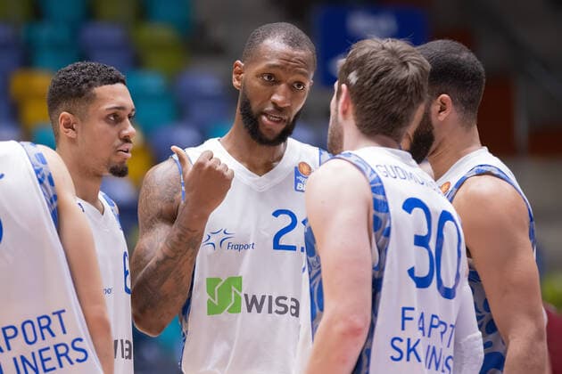 Fraport Skyliners - NINERS Chemnitz, easyCredit BBL Besprechung zwischen Kamari Murphy (Fraport Skyliners, 21) und Jon Axel Gudmundsson (Fraport Skyliners, 30). Links Len Adam Schoormann (Fraport Skyliners, 6). Basketball-Spiel der easyCredit BBL zwischen den Fraport Skyliners und NINERS Chemnitz am 1. April 2021 in der Fraport-Arena in Frankfurt am Main., Frankfurt am Main Hessen Deutschland Fraport-Arena