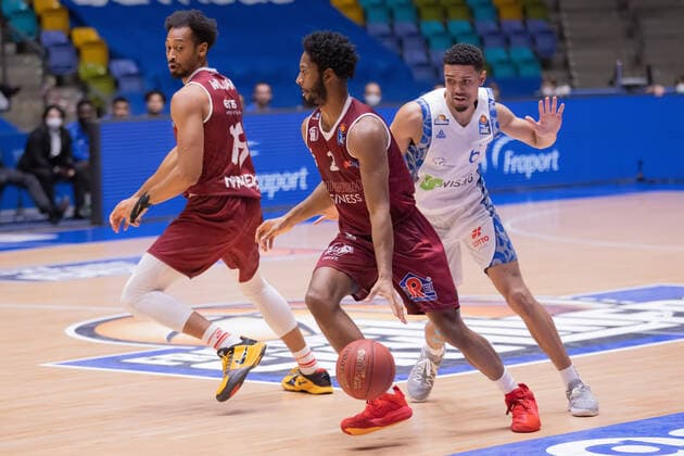 Fraport Skyliners - NINERS Chemnitz, easyCredit BBL Terrell Harris (Niners Chemnitz, 2) hat Len Adam Schoormann (Fraport Skyliners, 6) ueberlaufen, links Johnathan Williams (Niners Chemnitz, 19). Basketball-Spiel der easyCredit BBL zwischen den Fraport Skyliners und NINERS Chemnitz am 1. April 2021 in der Fraport-Arena in Frankfurt am Main., Frankfurt am Main Hessen Deutschland Fraport-Arena