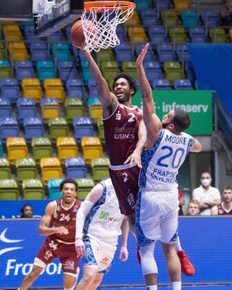 Fraport Skyliners - NINERS Chemnitz, easyCredit BBL Terrell Harris (Niners Chemnitz, 2) steigt hoch zum Korb gegen Rasheed Moore (Fraport Skyliners, 20). Basketball-Spiel der easyCredit BBL zwischen den Fraport Skyliners und NINERS Chemnitz am 1. April 2021 in der Fraport-Arena in Frankfurt am Main., Frankfurt am Main Hessen Deutschland Fraport-Arena