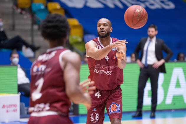 Fraport Skyliners - NINERS Chemnitz, easyCredit BBL Virgil Matthews (Niners Chemnitz, 4) passt zu einem MItspieler. Basketball-Spiel der easyCredit BBL zwischen den Fraport Skyliners und NINERS Chemnitz am 1. April 2021 in der Fraport-Arena in Frankfurt am Main., Frankfurt am Main Hessen Deutschland Fraport-Arena