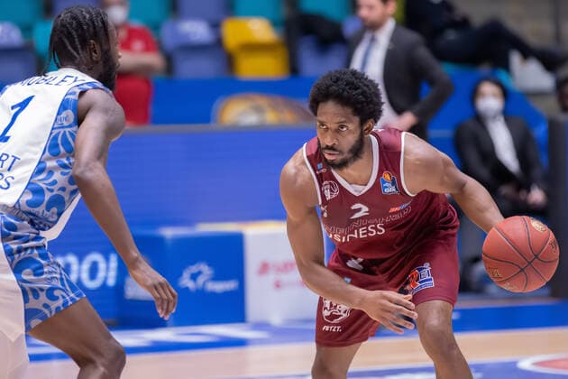Fraport Skyliners - NINERS Chemnitz, easyCredit BBL Terrell Harris (Niners Chemnitz, 2) wird von Matt Mobley (Fraport Skyliners, 1) attackiert. Basketball-Spiel der easyCredit BBL zwischen den Fraport Skyliners und NINERS Chemnitz am 1. April 2021 in der Fraport-Arena in Frankfurt am Main., Frankfurt am Main Hessen Deutschland Fraport-Arena