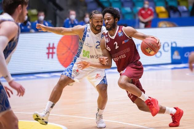 Fraport Skyliners - NINERS Chemnitz, easyCredit BBL Zweikampf zwischen Terrell Harris (Niners Chemnitz, 2) und Quantez Robertson (Fraport Skyliners, 23). Basketball-Spiel der easyCredit BBL zwischen den Fraport Skyliners und NINERS Chemnitz am 1. April 2021 in der Fraport-Arena in Frankfurt am Main., Frankfurt am Main Hessen Deutschland Fraport-Arena