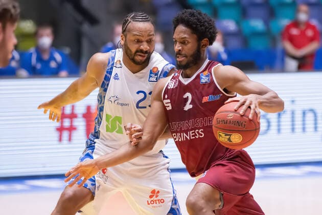 Fraport Skyliners - NINERS Chemnitz, easyCredit BBL Zweikampf zwischen Terrell Harris (Niners Chemnitz, 2) und Quantez Robertson (Fraport Skyliners, 23). Basketball-Spiel der easyCredit BBL zwischen den Fraport Skyliners und NINERS Chemnitz am 1. April 2021 in der Fraport-Arena in Frankfurt am Main., Frankfurt am Main Hessen Deutschland Fraport-Arena