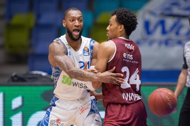 Fraport Skyliners - NINERS Chemnitz, easyCredit BBL Kamari Murphy (Fraport Skyliners, 21) spielt den Ball vorbei an George King (Niners Chemnitz, 24). Basketball-Spiel der easyCredit BBL zwischen den Fraport Skyliners und NINERS Chemnitz am 1. April 2021 in der Fraport-Arena in Frankfurt am Main., Frankfurt am Main Hessen Deutschland Fraport-Arena