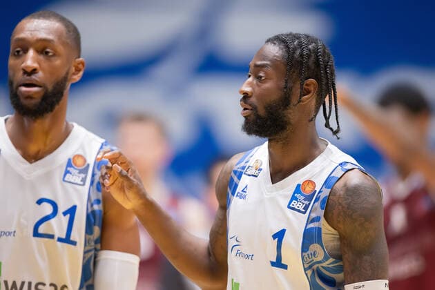 Fraport Skyliners - NINERS Chemnitz, easyCredit BBL Matt Mobley (Fraport Skyliners, 1), links im Hintergrund Kamari Murphy (Fraport Skyliners, 21). Basketball-Spiel der easyCredit BBL zwischen den Fraport Skyliners und NINERS Chemnitz am 1. April 2021 in der Fraport-Arena in Frankfurt am Main., Frankfurt am Main Hessen Deutschland Fraport-Arena