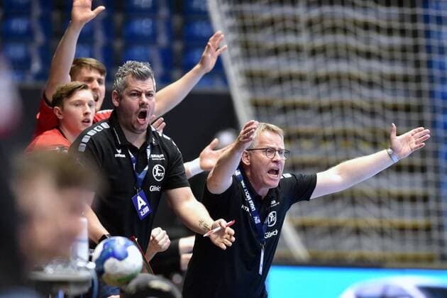 Gudmundur Gudmundsson (Trainer MT Melsungen) (R), Arjan Haenen (Co-Trainer MT Melsungen) lautstark , MT Melsungen - Rhein-Neckar Loewen, Handball, 1. Bundesliga Maenner, 01.04.2021, MT Melsungen - Rhein-Neckar Loewen, Handball, GER, 1. Bundesliga Maenner, 01.04.2021 Kassel Copyright: xEibner-Pressefoto-xRolandxSippelx