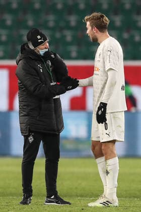 Co-Trainer Oliver Neuville (Borussia Mönchengladbach) mit Christoph Kramer (Borussia Mönchengladbach,6) - 1 Fussball Bundesliga Saison 2020-2021 Punktspiel VfL Wolfsburg vs. Borussia Mönchengladbach in der Volkswagen Arena in Wolfsburg - Fussball,Deutschland,Mann,Männer,14.02.2021