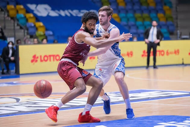 Fraport Skyliners - NINERS Chemnitz, easyCredit BBL Marco Voeller (Fraport Skyliners, 33) spielt den Ball vorbei an Terrell Harris (Niners Chemnitz, 2). Basketball-Spiel der easyCredit BBL zwischen den Fraport Skyliners und NINERS Chemnitz am 1. April 2021 in der Fraport-Arena in Frankfurt am Main., Frankfurt am Main Hessen Deutschland Fraport-Arena
