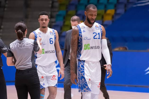 Fraport Skyliners - NINERS Chemnitz, easyCredit BBL Grosse Enttaeuschung bei Kamari Murphy (Fraport Skyliners, 21) und Len Adam Schoormann (Fraport Skyliners, 6) nach Spielende. Basketball-Spiel der easyCredit BBL zwischen den Fraport Skyliners und NINERS Chemnitz am 1. April 2021 in der Fraport-Arena in Frankfurt am Main., Frankfurt am Main Hessen Deutschland Fraport-Arena