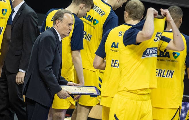 Basketball: Euroleague, Alba Berlin - Valencia Basket, Hauptrunde, 33. Spieltag, Mercedes-Benz Arena. ALBAs Head Coach Aito Garcia Reneses bespricht sich mit seinen Spielern. ALBA Berlin - Valencia Basket