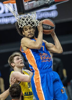 Basketball: Euroleague, Alba Berlin - Valencia Basket, Hauptrunde, 33. Spieltag, Mercedes-Benz Arena. ALBAs Ben Lammers (l) kaempft gegen Louis Labeyrie von Valencia Basket um den Ball. ALBA Berlin - Valencia Basket