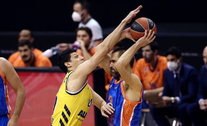 Simone Fontecchio, Fernando San Emeterio Aktion Spielszene Zweikampf Basketball EuroLeague Herren Saison 2020 2021 02.04.2021 ALBA Berlin vs. Valencia Baskets