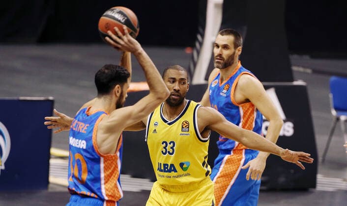 Mike Tobey, Jayson Granger Aktion Spielszene Zweikampf Basketball EuroLeague Herren Saison 2020 2021 02.04.2021 ALBA Berlin vs. Valencia Baskets