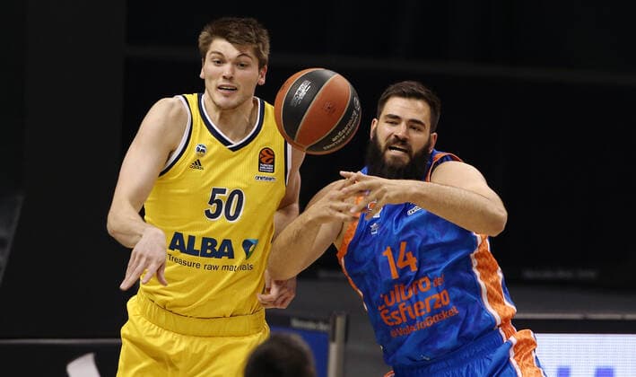 Ben Lammers, Bojan Dubljevic Aktion Spielszene Zweikampf Basketball EuroLeague Herren Saison 2020 2021 02.04.2021 ALBA Berlin vs. Valencia Baskets