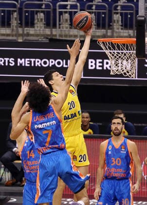 Louis Labeyrie, Simone Fontecchio Aktion Spielszene Zweikampf Basketball EuroLeague Herren Saison 2020 2021 02.04.2021 ALBA Berlin vs. Valencia Baskets
