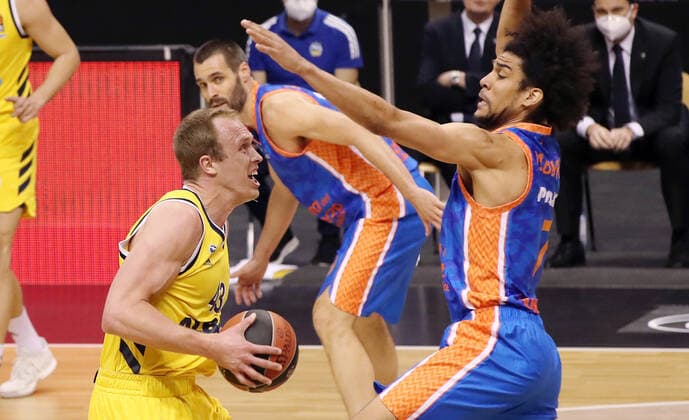 Luke Sikma, Louis Labeyrie Aktion Spielszene Zweikampf Basketball EuroLeague Herren Saison 2020 2021 02.04.2021 ALBA Berlin vs. Valencia Baskets