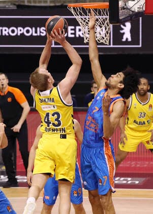 Luke Sikma, Louis Labeyrie Aktion Spielszene Zweikampf Basketball EuroLeague Herren Saison 2020 2021 02.04.2021 ALBA Berlin vs. Valencia Baskets