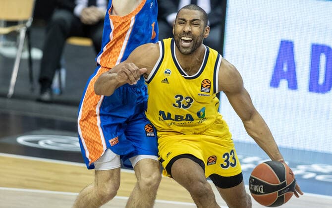 Basketball: Euroleague, Alba Berlin - Valencia Basket, Hauptrunde, 33. Spieltag, Mercedes-Benz Arena. ALBAs Jayson Granger kaempft gegen Valencias Abwehr. ALBA Berlin - Valencia Basket