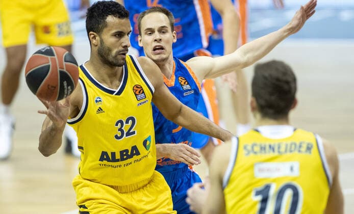 Basketball: Euroleague, Alba Berlin - Valencia Basket, Hauptrunde, 33. Spieltag, Mercedes-Benz Arena. ALBAs Johannes Thiemann (l) kaempft gegen Klemen Prepelic von Valencia Basket um den Ball. ALBA Berlin - Valencia Basket