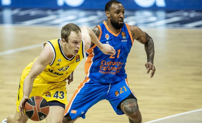 Basketball: Euroleague, Alba Berlin - Valencia Basket, Hauptrunde, 33. Spieltag, Mercedes-Benz Arena. ALBAs Luke Sikma (l) kaempft gegen Derrick Williams von Valencia Basket um den Ball. ALBA Berlin - Valencia Basket