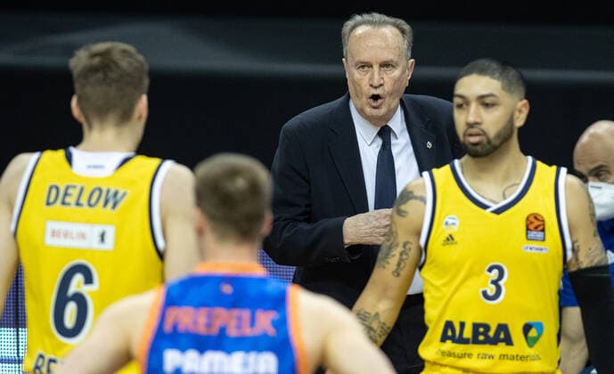 Basketball: Euroleague, Alba Berlin - Valencia Basket, Hauptrunde, 33. Spieltag, Mercedes-Benz Arena. ALBAs Head Coach Aito Garcia Reneses ruft seinem Spieler Malte Delow (l) etwas zu. ALBA Berlin - Valencia Basket