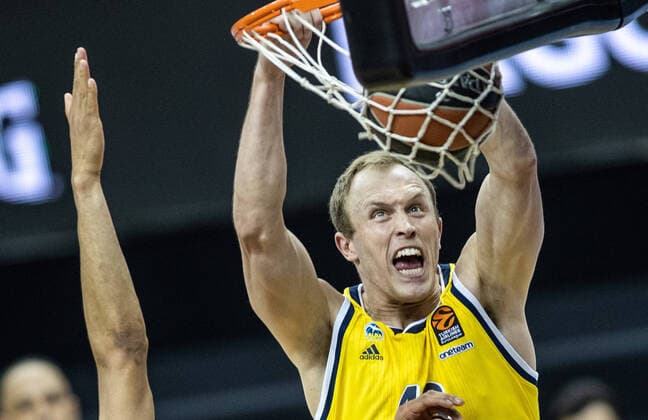 Bilder des Jahres 2021, Sport 04 April Sport Themen der Woche KW13 Sport Bilder des Tages Basketball: Euroleague, Alba Berlin - Valencia Basket, Hauptrunde, 33. Spieltag, Mercedes-Benz Arena. ALBAs Luke Sikma legt den Ball in den Korb und haengt daran. ALBA Berlin - Valencia Basket *** Basketball Euroleague, Alba Berlin Valencia Basket, Main Round, 33 Matchday, Mercedes Benz Arena ALBAs Luke Sikma puts the ball in the basket and hangs on to it ALBA Berlin Valencia Basket