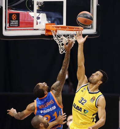 Derrick Williams, Johannes Thiemann Aktion Spielszene Zweikampf Basketball EuroLeague Herren Saison 2020 2021 02.04.2021 ALBA Berlin vs. Valencia Baskets