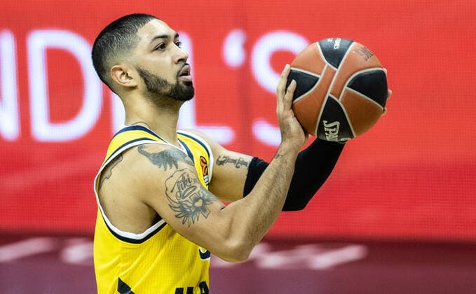 Basketball: Euroleague, Alba Berlin - Valencia Basket, Hauptrunde, 33. Spieltag, Mercedes-Benz Arena. ALBAs Peyton Siva haelt den Ball bereit zum Freiwurf. ALBA Berlin - Valencia Basket