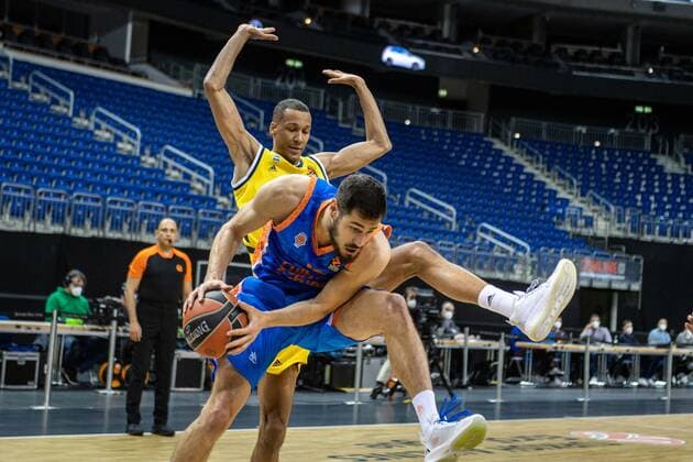 Basketball Berlin 02.04.2021 Euroleague Saison 2020 2021 Alba Berlin - Valencia Basket Nikola Kalinic (Valencia, No.12) Louis Olinde (Alba Berlin, No.19)