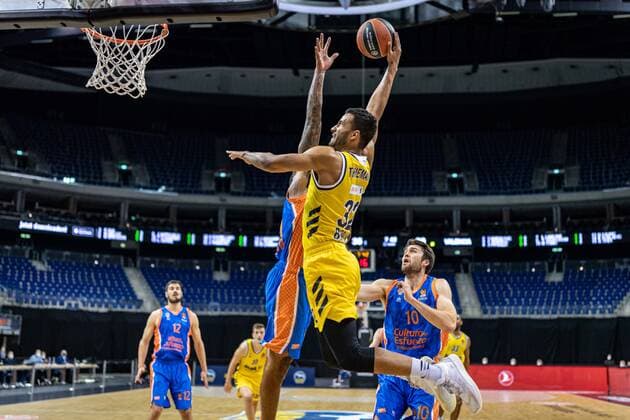 Basketball Berlin 02.04.2021 Euroleague Saison 2020 2021 Alba Berlin - Valencia Basket Johannes Thiemann (Alba Berlin, No.32) Derrick Williams (Valencia, No.21) verd.