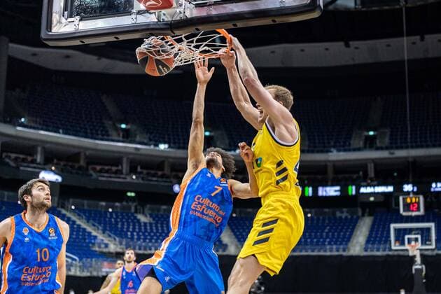 Basketball Berlin 02.04.2021 Euroleague Saison 2020 2021 Alba Berlin - Valencia Basket Luke Sikma (Alba Berlin, No.43) Louis Labeyrie (Valencia, No.07)