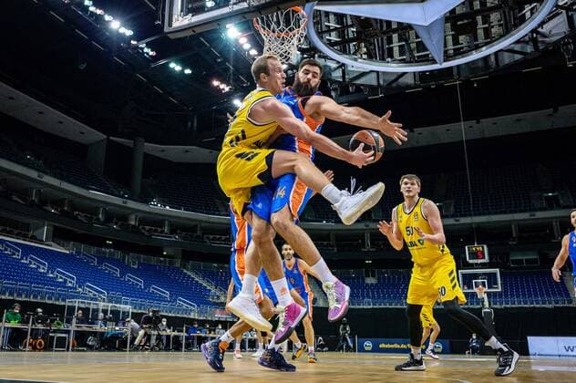 Basketball Berlin 02.04.2021 Euroleague Saison 2020 2021 Alba Berlin - Valencia Basket Luke Sikma (Alba Berlin, No.43) Bojan Dubljevic (Valencia, No.14) Ben Lammers (Alba Berlin, No.50)