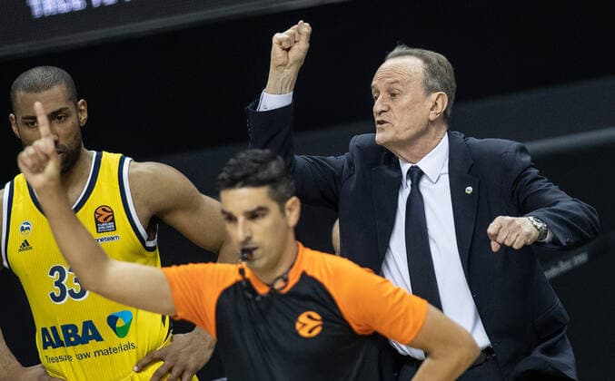 Basketball: Euroleague, Alba Berlin - Valencia Basket, Hauptrunde, 33. Spieltag, Mercedes-Benz Arena. ALBAs Head Coach Aito Garcia Reneses (r) gestikuliert neben Jayson Granger. ALBA Berlin - Valencia Basket